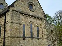 iglesia de San Lorenzo (1860) de Warkworth, en Northumberland, mostrando la ventana oriental neonormanda queChristian dispuso para larestauración del presbiterio de la antigua iglesia[24]​