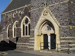 La iglesia parroquial de San Marcos, Leicester, 1869-1872, que muestra los hastiales escalonados de la nave lateral sur que se retiran del porche de la torre