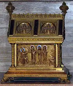 Relicario neorrománico en hornacina del altar