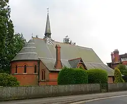 Iglesia de San Salvador (1875-1876), Dry Hill Park Road, Tonbridge, Kent, una típica iglesia lanceta de ladrillo rojo, con ábside profundo, techo inclinado y una flecha[NP 1]​