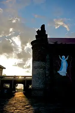 Pasarela peatonal que conecta el convento con la iglesia