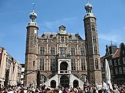 Ayuntamiento de Venlo (1597-1599), obra de Willem van Bommel. Las escaleras y el rellano se añadieron en 1609 y yl baldaquino fue instalado en 1735 .