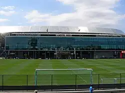 Desde el edificio Maas con el campo de entrenamiento en primer plano.