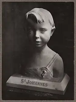 Busto de Juan Bautista de niño (foto de 1915)
