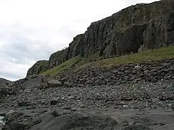 En los acantilados de la isla de Skye, cerca de la bahía de Staffin hay un abrigo rocoso que ha proporcionado objetos del Mesolítico.