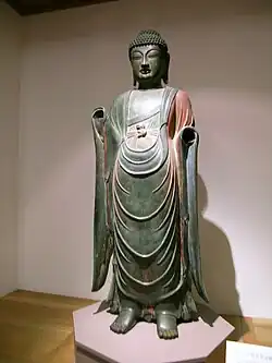 Bhaisajyaguru de pie, mitad siglo VIII. 1,77 m. Museo Nacional de Gyeongju, Tesoro Nacional n.º 28.