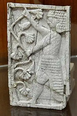 Hombre de pie con ramas de flores de loto.