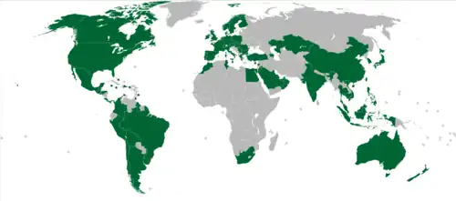 El mapa muestra en verde oscuro los países y territorios que tienen tiendas Starbucks Coffee, y son los siguientes: Ecuador, Canadá, los Estados Unidos, México, Panamá, Guatemala, El Salvador, Honduras, Costa Rica, Jamaica, las Bahamas, Puerto Rico, Trinidad y Tobago, Aruba, Colombia, el Perú, Brazil, Bolivia, Chile, Argentina, Uruguay, Kazajistán, China, Japón, la Corea del Sur, Sudáfrica, Marruecos, Túnez, España, Egipto, la Arabia Saudita, Omán, Bahrein, Catar, Hong Kong, Macau, Kuwait, Jordania, el Líbano, Chipre, Turquía, Azerbayán, Portugal, Francia, el Reino Unido, Italia, Grecia, Bulgaria, Rumanía, Serbia, Hungría, Eslovaquia, Polonia, Alemania, la República Checa, Austria, Suiza, Luxemburgo, Bélgica, los Países Bajos, Dinamarca, Suecia, Noruega, Finlandia, Irlanda, la India, Tailandia, Camboya, Vietnam, Indonesia, Malasia, Singapur, Taiwán, las Filipinas, Brunéi, Australia, Nueva Zelandia, Andorra, Mónaco, Malta, la Isla de Man y la Corea del Norte.