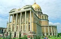 Vista posterior de la Basílica, con vistas a la plaza.