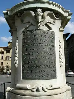 Inscripción en el pedestal.