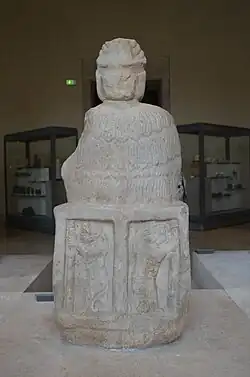 Los leones en el respaldo del trono.