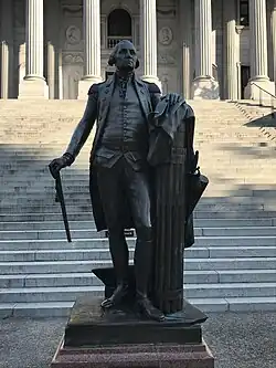 La placa bajo la estatua de Washington dice: «Durante la ocupación de Columbia por el ejército de Sherman del 17 al 19 de febrero de 1865, los soldados golpearon esta estatua con ladrillos y rompieron la parte inferior del bastón».