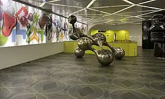 Escultura Synapsi en la estación Università.