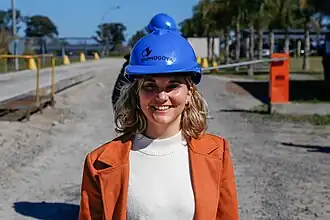 Stefania Cora visitando Bionogoya, una empresa entrerriana dedicada a la producción y comercialización de biocombustibles, glicerina y glicerol