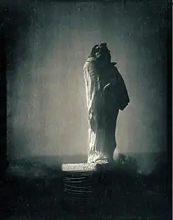 Imagen de escultura de Balzac realizada por Auguste Rodin, de Edward Steichen, Camera Work, 1911.