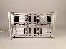 Visión frontal del Stokos IV, en el Museo de la Música de Barcelona