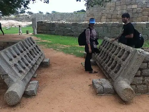 Puerta de piedra con pernos de giro integrados (cortados de la misma pieza de piedra del batiente)