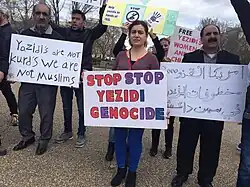 Yazidíes protestando por el genocidio en su contra por parte del autoproclamado Estado Islámico de Irak y el Levante (2019), una organización terrorista independizada de Al Qaeda, se originó ante el fracaso de la primavera árabe en algunos países como Irak, Siria, Libia, entre otros conocido como el invierno árabe, la organización terrorista perseguía a minorías como cristianos, coptos, y drusos (religioso); kurdos y yazidíes (étnico) y chiitas (otras ramas musulmanas). Así mismo la liberación de Mosul (2017) de las manos terroristas representó un gran golpe a Estado Islámico a nivel de oriente medio.