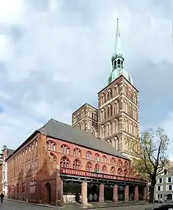 Amplia terraza en la trasera del edificio