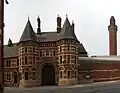 La entrada gótica francesa de la prisión de Strangeways por Alfred Waterhouse.