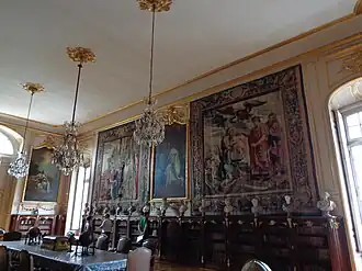 Pinturas sobre tabla en una sala del museo