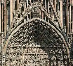 Arquivoltas rodeando un tímpano gótico de la fachada oeste de la catedral de Estrasburgo, Francia.