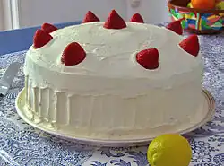 Un gran pastel decorado con frutillas