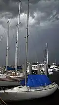 Bote en la dársena Anchorage Marina de Stuart antes de una tormenta