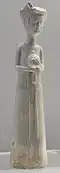 Estatuilla cubierta de blanco que representa a una mujer que lleva un frasco, Dinastía Sui, (581-618)