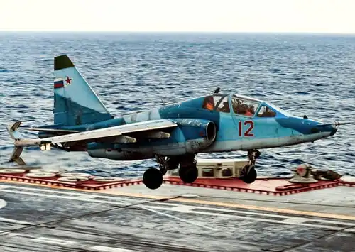 Su-25UTG aterrizando en el portaaviones Almirante Kuznetsov