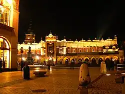 Vista nocturna del edificio.