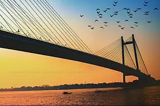 Atardecer en el Hugli , con el Vidyasagar Setu que conecta las ciudades de Calcuta y Howrah