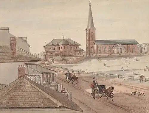 Acuarela de St James al lado de la Suprema Corte. La vista mira hacia el norte a lo largo de un camino sin pavimento (ahora Elizabeth Street) sobre el cual hay gente caminando, montando a caballo y manejando carruajes. Un espacio vacío (ahora Hyde Park) aparece en el lado derecho
