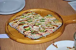 Sushi pizza proveniente de un restaurante hawaiano.