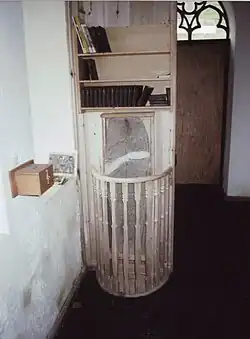 La piedra Bjarnarsteinur en la iglesia.