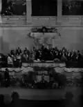 El rey Constantino I de Grecia jurando ante el parlamento, 1913.