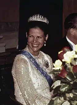 La reina Silvia lleva la diadema fringe de Baden en 1977.