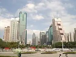 Vista del edificio desde una plaza cercana.