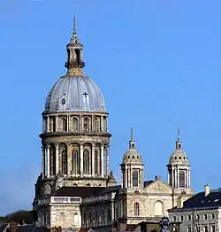 Vista lejana con la torres y la cúpula