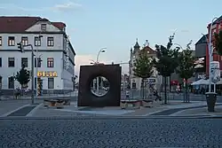 Escultura enfrente el Billa supermercado