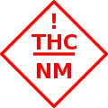 Símbolo de un rombo cuadrado delineado en rojo con un signo de exclamación en su interior seguido de las letras "THC" y "NM".