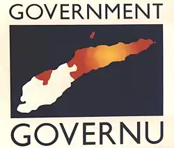 Logo del Gobierno en un vehículo bajo la administración de la ONU en 2002