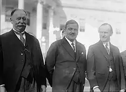 El Presidente de la Corte Suprema (y anterior Presidente estadounidense) William Howard Taft, el Presidente mexicano Plutarco Elías Calles, y el Presidente estadounidense Calvin Coolidge en la Casa Blanca, 1924.