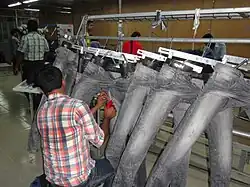 Proceso de tratamiento de la resina sobre pantalones vaqueros.