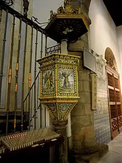 Púlpito trabajado con azulejería