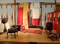 Los vestidos y el mobiliario