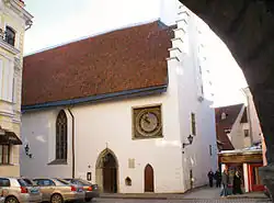 Vista de la disposición del reloj en la fachada de la Iglesia del Santo Espíritu de Tallin