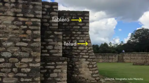 Talud tablero en Iximché. Tecpán, Chimaltenango. Guatemala