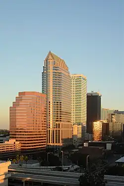 El 100 North Tampa al atardecer