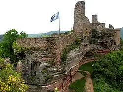 Vista de los castillos de Grafendahn y Altdahn desde el castillo de Tanstein.